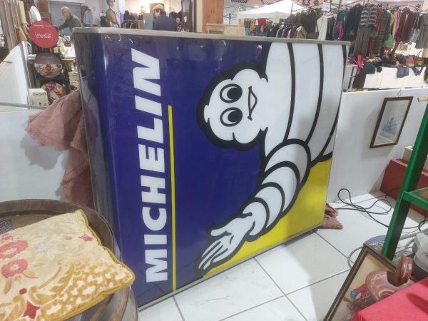 Insegna bifacciale retroilluminata Michelin - immagine 2