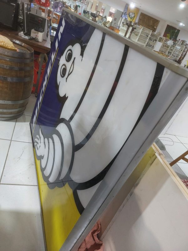 Insegna bifacciale retroilluminata Michelin - immagine 3