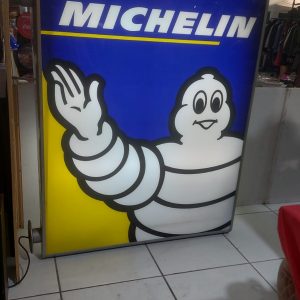 Insegna bifacciale retroilluminata Michelin