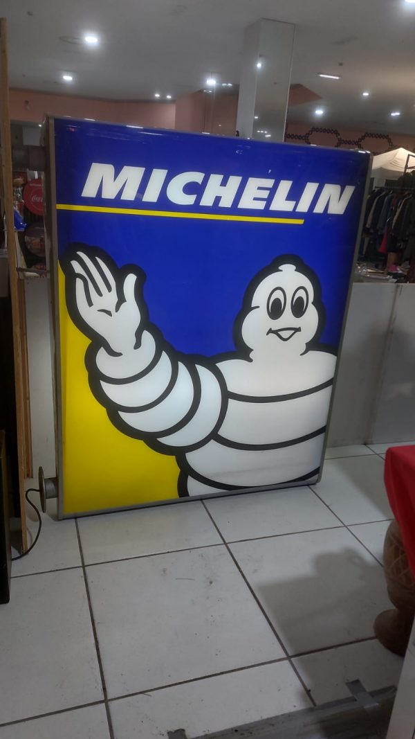 Insegna bifacciale retroilluminata Michelin
